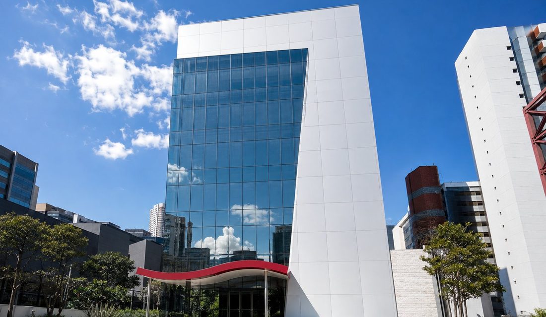 Fachada corporativa em pele de vidro combinada com painéis de ACM branco